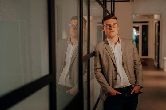 Julian Ziebarth ist Geschäftsführer von Ziebarth Industrial Technologies sowie KI-Strategieberater für die Industrie. Als ehemaliger Betriebsleiter im Formenbau kennt er die industrielle Wertschöpfung aus der Praxis.(Bild:  Ziebarth Industrial Technologies)