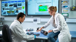  Im Forschungsprojekt Dual-LIBS-Q-Batt werden Elektroden für Lithium-Ionen-Batterien mithilfe der Plasmaspektroskopie analysiert. (Bild: Markus Breig, KIT)