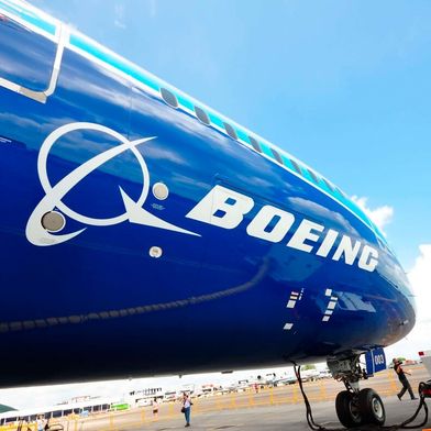 Akzeptanz! Die Probleme bei Boeing haben in den letzten Monaten eher für Bodenhaftung als für Höhenflüge gesorgt. Seit August streikten auch noch Tausende von Mitarbeitern aus dem Rüstungsbereich des Flugzeugbauers. Immerhin hat man wohl dieses Problem jetzt gelöst. (Bild: Boeing)
