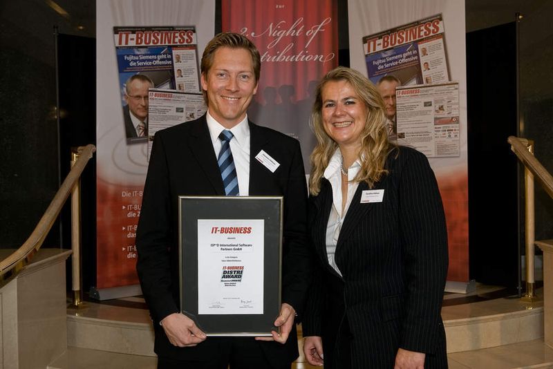 Christian Dillitzer von ISP*D bei der Überreichung der Urkunde für den Qualified Award im Bereich Value Added Distribution. (Archiv: Vogel Business Media)