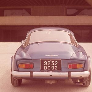 Viele Verkehrsteilnehmer, vor allem aber Rallyepiloten, sahen die Alpine meist aus dieser Perspektive.(Foto:  Renault)