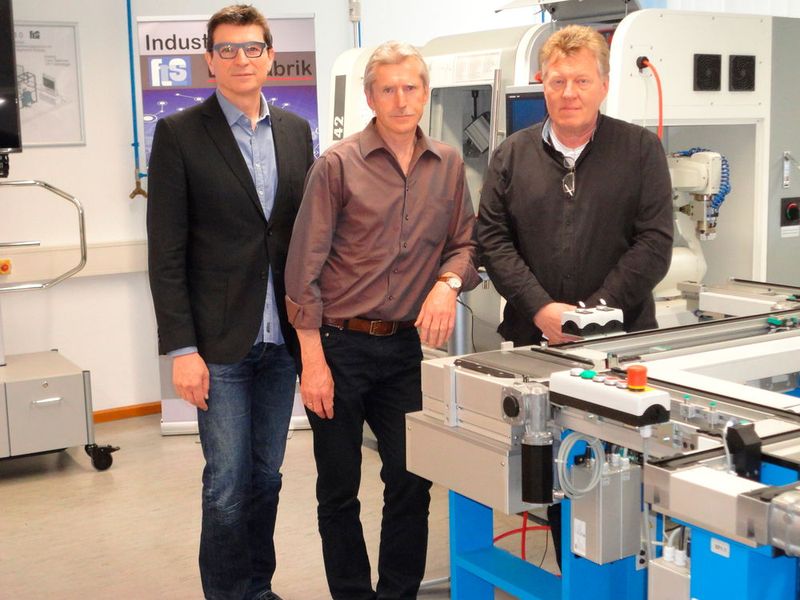 Initiatoren der I4.0-Lernfabrik an der Feintechnikschule in Schwenningen vor dem Bearbeitungszentrum von müga Werkzeugmaschinen (v.l.n.r.): Schulleiter Thomas Ettwein und die beiden Projektleiter Jürgen Kubas und Frank Storz (Bild: Rüsing)