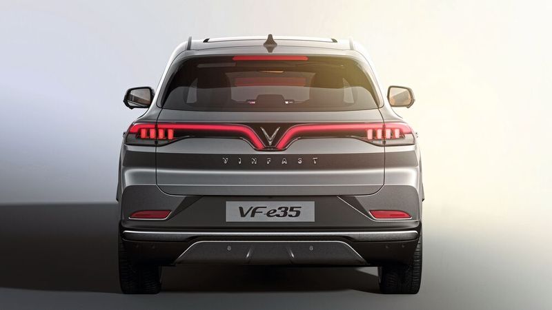 Optisch ist das fast durchgängige Lichtband ein Erkennungsmerkmal, das sich mittig im Heck zu einem „V“ formt. (Bild: Vinfast)