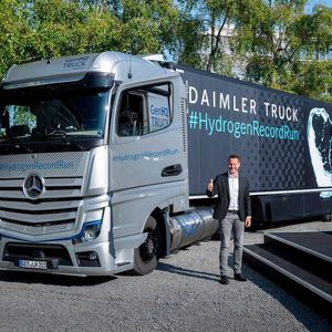 Gut angekommen! Dr. Andreas Gorbach, Mitglied des Vorstandes der Daimler Truck Holding AG, verantwortlich für Truck Technology, am Ende der Testfahrt: „Wasserstoff ist alles andere als heiße Luft. Mit unserer Rekordfahrt nach Berlin haben wir das eindrucksvoll bewiesen.“ (Bild:  Daimler Truck)