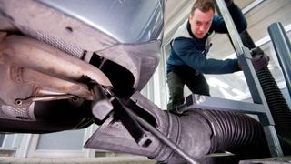 Bei der seit einem Jahr obligatorischen Partikelzählung bei Euro-6/VI-Fahrzeugen führt Ford die Liste der Durchfaller mit Abstand an. (Bild: picture alliance/dpa)