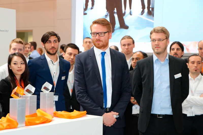 Dr. Hannes Höppner und Roman Weitschat  von Cobotect. Im Hintergrund die weiteren Nominierten für den Kuka Innovation Award 2017. (Gillhuber)