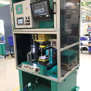 Kompaktsystem für das eclinchen: Auf dem Universaluntergestell sind Presse, Steuerung und Prozessüberwachung übersichtlich untergebracht.