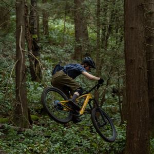 Alle, die weiter und länger fahren wollen, können das Fuel EXe mit einem Range-Extender-Akku mit 160 Wh nachrüsten, der problemlos in den Flaschenhalter passt und die Reichweite um bis zu 40 % erhöht.(Bild:  Sterling Lorence Photography)