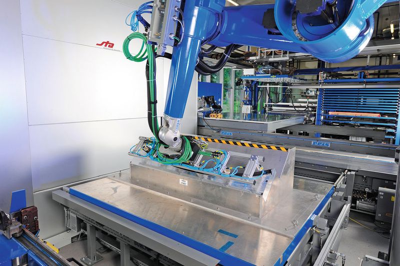 Stattet man diesen Portalroboter des Typs RLP16-FT mit einem Ultraschallmesser aus, kann er in sechs Achsen überstehende Werkstückpartien rasch und präzise besäumen. (Bild: Kuka Industries)