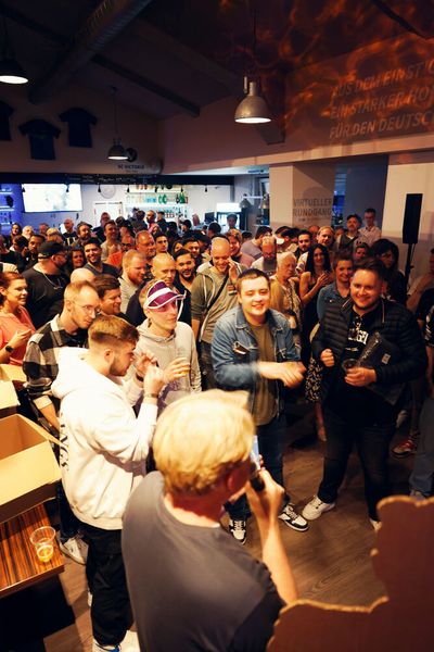 Die Belegschaft freut sich auf die Verlosung. (Bild: Byteclub)