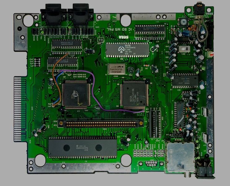 Auch in der 16-Bit-Spielkonsole Sega Mega Drive kam der Z80 zum Einsatz. Zum einen diente er also Prozessor für die Soundsteuerung. Zum anderen war es dem Mega Drive mit Hilfe eines Adapters möglich, den Z80 auch zum Einsatz von Master-System-Spielen zu verwenden, da der Prozessor auch als Herzstück für Segas Vorgänger-Konsole gedient hatte.  (Bild: Mega Drive mboard / Bill Bertram (Pixel8) 2008 / CC BY-SA 3.0 / Wikimedia Commons)