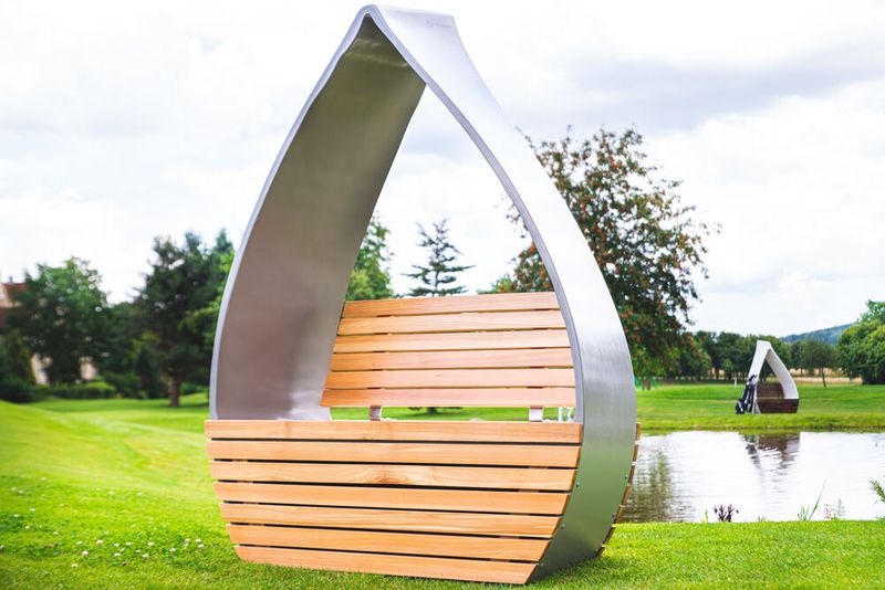 Windkraft-Rotorblätter können nicht nur thermisch oder mechanisch entsorgt werden. Sie sind so groß, dass nur Stücke von ihnen als überdachte Outdoor-Möbel dienen können ... (Bild: Wings for Living)