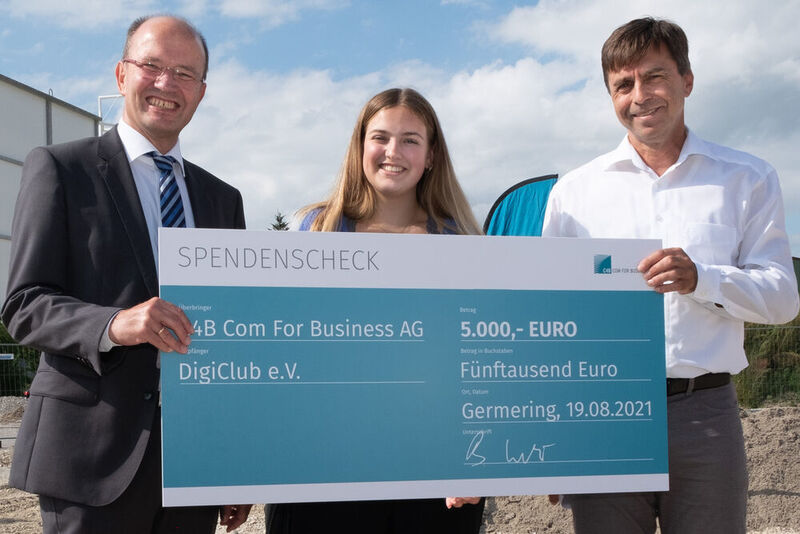 Eine Spende für den Nachwuchs: Bernd Woköck (r.) übergibt einen Scheck über 5.000 Euro an Jürgen Biffar und Sophie Hetsch vom Germeringer DigiClub. (C4B)