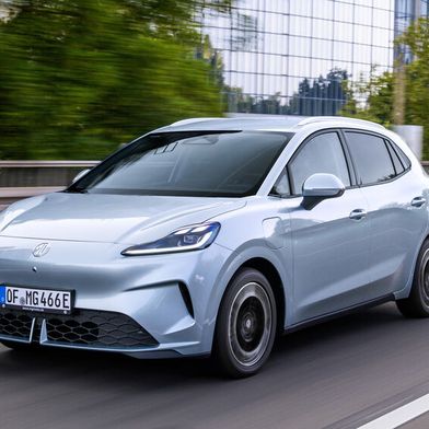 Während für die Ausstattung Active des MG4 EV Urban nur der Farbton Dynamic Red lieferbar ist, stehen für die beiden anderen Ausstattungen sechs weitere Außenfarben zur Wahl. (Bild: MG Motor Deutschland/Marcus Werner)