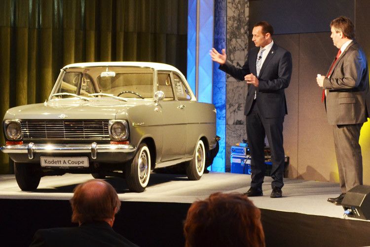 Opel-Vertriebschef Jürgen Keller brachte nicht nur einen Kadett aus dem Gründungsjahr des Verbands 1964 zur Feier mit... (Foto: Rehberg)