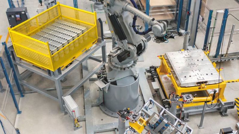 Auf der Battery Show Europe zeigt Comau seine Technologien für die Batteriezellenherstellung.(Bild:  Comau)