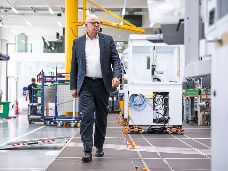 Jörg Ellerkmann studierte Maschinenbau an der RWTH Aachen, war von 2015 bis 2019 Managing Director bei Trumpf in Singapore, anschliessend Leiter Produktmanagment bei Trumpf Deutschland und ist seit 2024 Leiter Vertrieb & Service der TRUMPF Schweiz AG in Grüsch. (Bild: Trumpf Schweiz AG)