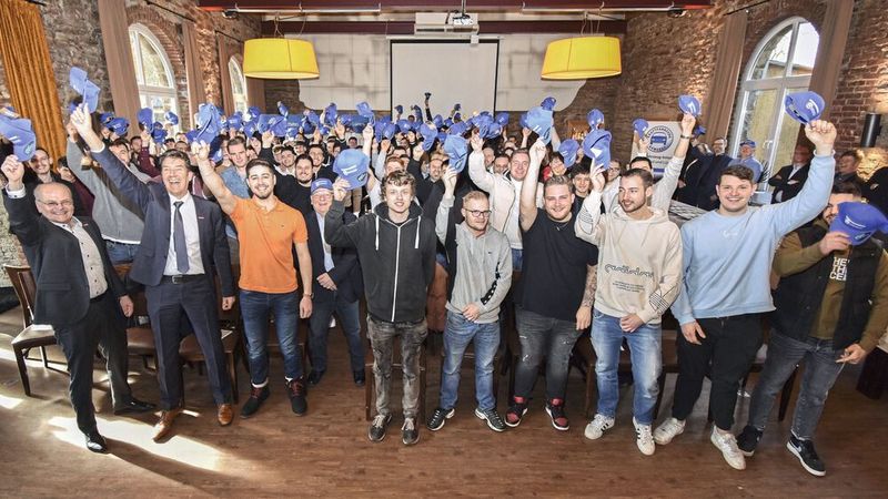 Die Kraftfahrzeug-Innung Dortmund und Lünen erhob insgesamt 131 Auszubildende in den Gesellenstand. Die große Freisprechungsfeier fand diesmal in Dortmund-Hohensyburg statt. Im Mittelpunkt standen 28 Gesellen, die  ihre Sommerprüfung bestanden hatten, und 103 aus der Wintergesellenprüfung 2022/2023. „Für Sie öffnet sich nach der betrieblichen Ausbildung jetzt der Weg in eine erfolgreiche berufliche Karriere, denn unsere Branche ist im Umbruch hin zur Elektromobilität begriffen, und Ihr aktuelles Fachwissen wird in allen Betrieben gebraucht“, lobte Obermeister Christoph Haumann. (Bild:  Kraftfahrzeug-Innung Dortmund und Lünen, Stefan Müller)