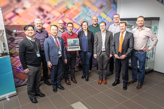 Fraunhofer IPMS, TSRI und Fraunhofer IMWS treiben mit ferroelektrischer Technologie auf kleinsten Knoten ultraeffiziente KI voran und ermöglichen so schnelleres und umweltfreundlicheres Edge-Computing.(Bild:  Fraunhofer IPMS)