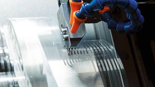 Die Prüfstandsversuche am Fraunhofer-IPA basierten auf einer Einstechdrehoperation, wobei eine einzelne herausgetrennte Sägeblattschneide gegen ein rotierendes Werkstück im unterbrochenen Schnitt zugestellt wurde. (Fraunhofer-IPA/Rainer Bez)