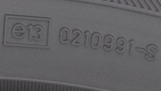 Der Buchstabe „S“ (im Anschluss an die E-Genehmigungsnummer) zeigt: Der Reifen entspricht der ECE-R 117.  (Foto: Goodyear)