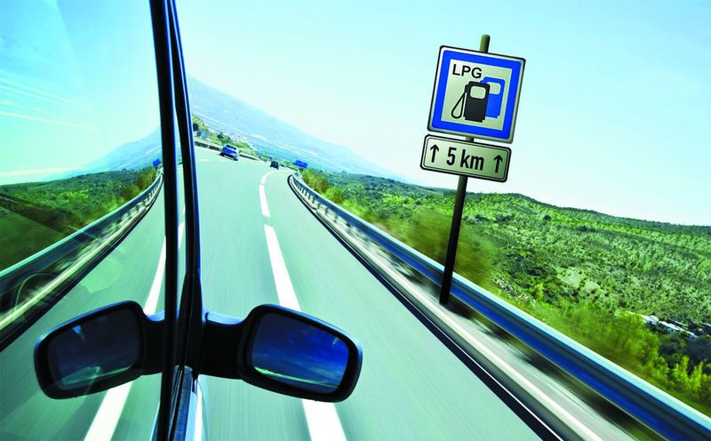 Nächste Ausfahrt Gas: Kaum steigen seit wenigen Wochen die Preise für Benzin und Diesel, wird die Antriebsalternative Gas wieder interessanter. Davon sollten auch Werkstätten im Service profitieren. Fotos: Fuchs (Archiv: Vogel Business Media)