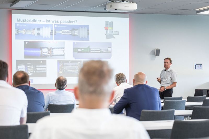16. Anwenderkongress Steckverbinder. Auf dem Steckverbinderkongress 2022 konnten die Teilnehmer zwischen vier hands-on Workshops wählen – Dichtheitsprüfung, Crimpen, Kabelkonfektionierung und Single Pair Ethernet. (Bild: Elektronikpraxis)