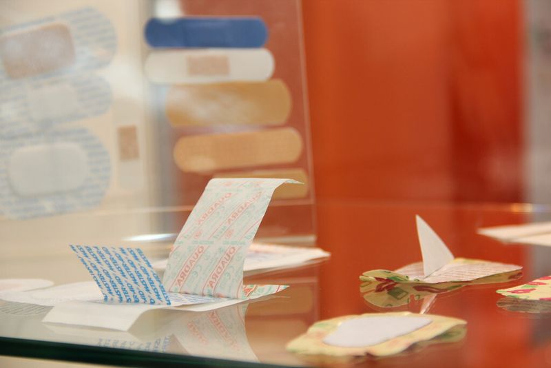 Als Anbieter von Maschinen zur Herstellung medizinischer Pflaster zeigt RCA Bignami auch Endprodukte, die jeder kennt. (Bild: Nuissl)