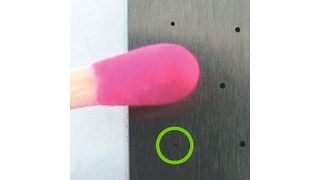 Bild 1: Eine der Stärken des Erodierbohrens sind äußerst kleine Bohrungen, beispielsweise mit dem Durchmesser eines Haares. (Archiv: Vogel Business Media)