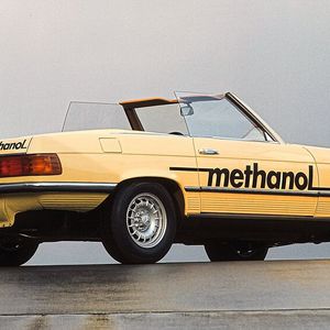 Ein 450 SL aus dem Jahr 1974 mit einem auf Methanol optimierten Ottomotor mit 252 PS Leistung.(Bild:  Daimler AG)