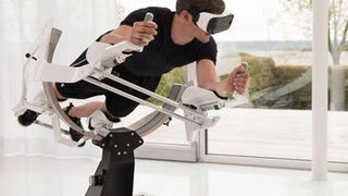 Gaming vereint mit Training: Mit Icaros fliegt der Sportler durch virtuelle Welten und trainiert dabei den ganzen Körper. (Icaros / Frommel Fotodesign)