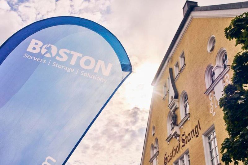 Im Juli fand der 11. Boston TID unter dem Motto „AI Driven Innovations“ statt. Die Veranstaltung bot umfangreiche Gelegenheiten zum Wissensaufbau und Erfahrungsaustausch. Das Boston-Team begrüßte mehr als 200 Teilnehmer im gemütlichen Ambiente des Hotel Stangl. (Bild: Boston/Vogel IT-Medien GmbH)