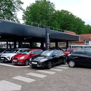 Zwar beschränkt sich das Angebot jetzt auf Gebrauchtwagen, aber in der nicht gerade kaufkraftstarken Region ist der Betrieb damit gut aufgestellt. Zudem stieg Schlesner in den Fahrradhandel ein. Der Betrieb fand einen begeisterten Fahrradmechaniker, der sich auch um den Verkauf kümmert, und widmete den ehemaligen Schauraum seiner Zweitmarke Nissan in ein Fahrradgeschäft um. (Bild:  Rosenow – VCG)