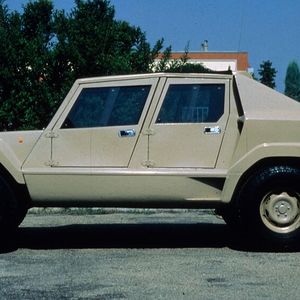 Trotz Scheiterns des Cheetah-Projekts hielt Lamborghini weiterhin an der Idee eines Geländewagens fest. Mit neuem Kapital von Investoren wurde das Cheetah-Konzept zum LM001 weiterentwickelt. Im Gegensatz zum Chrysler-Motor des Cheetah verfügte der LM001-Prototyp über einen 180 PS (134 kW) starken 5,9-Liter-V8-Motor von AMC. Geplant war jedoch, für Serienmodelle den V12-Motor des Countach anzubieten.(Bild:  Lamborghini)