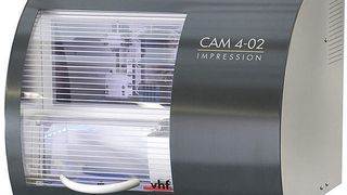 Bild 1: Zum Lieferumfang des Vier-Achs-Bearbeitungssystems CAM 4-02 Impression gehören laut VHF Schnellfrequenzspindel, automatischer Werkzeugwechsel, CAM-Software sowie zwei Spannvorrichtungen für Universal-Rohlinge. Bilder: VHF (Archiv: Vogel Business Media)