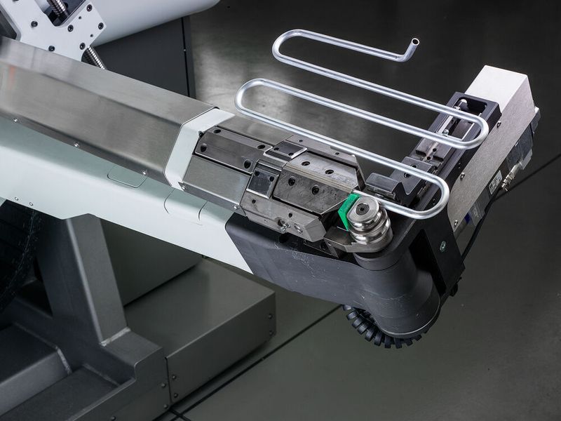 Mit den Freiräumen am Kopf und im Spannbereich davor ist die Rohrbiegemaschine in der Lage, schwierige Teile herzustellen. (AD Foto Nadia Baldo)