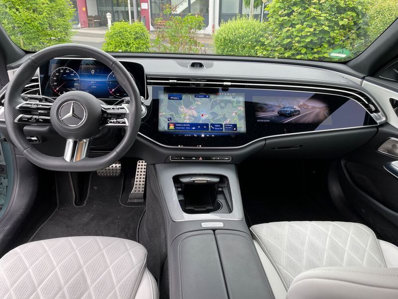 Ebenfalls für Bewunderung sorgte der „Superscreen“ mit einem 14,4 Zoll großen Infotainmentdisplay und einem 12,3 Zoll großen Beifahrerdisplay.  (Bild: Köth - VCG)