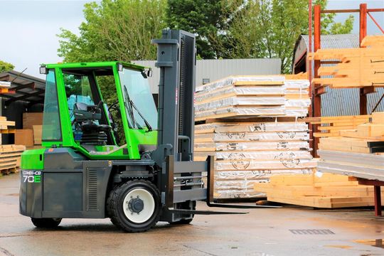 Das ist der neueste Stapler von Combilift! Der elektrisch angetriebene Combi-CB70E. Auf den ersten Blick fällt vor allem die leuchtend grüne Lackierung auf. Doch der, wie der Hersteller betont, kompakteste Stapler für 7 Tonnen Traglast hat noch mehr zu bieten. Das ist der neueste Stapler von Combilift! Der elektrisch angetriebene Combi-CB70E. Auf den ersten Blick fällt vor allem die leuchtend grüne Lackierung auf. Doch der, wie der Hersteller betont, kompakteste Stapler für 7 Tonnen Traglast hat noch mehr zu bieten.