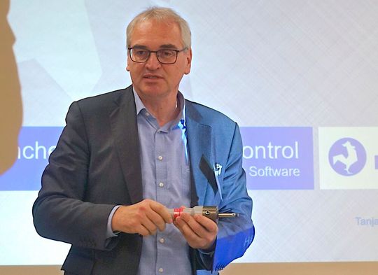 Klaus Wagner, bei Hänchen zuständig für Forschung und Entwicklung, präsentiert den intelligenten Hydraulikzylinder.(Bild:  Stefanie Michel)