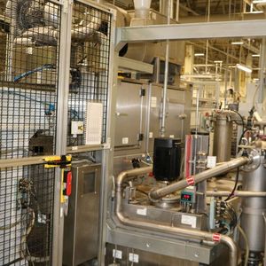 Eine zweite Durchlaufwaschanlage, die zur Versteigerung bereit steht, ist diese Zippel-ZD-300-Rart.(Bild:  Surplex)