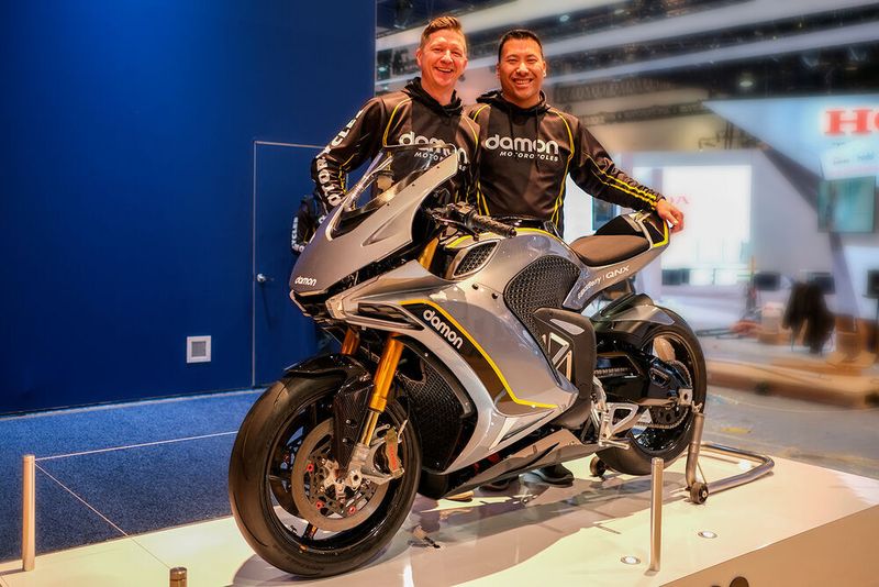 Damon Motorcycles stellt auf der CES 2020 sdein Topprodukt Hypersport vor, das nach Herstellerangaben intelligenteste, sicherste und leistungsstärkste Elektromotorrad der Welt. Die Hypersport ist ein elektrisches Superbike, das mit Damons hochmodernem CoPilot-Frühwarnsystem ausgestattet ist, das mit der BlackBerry QNX Technologie betrieben wird und einen neuen Standard in Sachen Fahrsicherheit und Konnektivität setzen soll. Die 