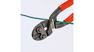 Passt in jede Hosentasche und kommt jetzt mit einer Aussparung ins Spiel. Damit kann der Cobolt S von Knipex auch robusteste Materialien bis zu einem Durchmesser von 3,3 mm nun dicht am Gelenk kappen, erklärt Knipex. Mit der scharrierten Greiffläche unterhalb des Gelenks lässt sich auch zum Ziehen von Drähten verwenden, heißt es. (Knipex-Werk)