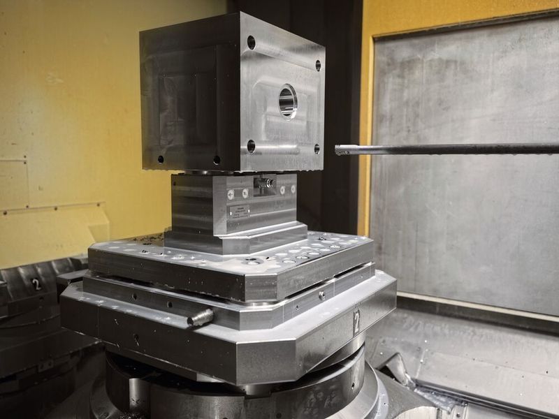 Die großen Haltekräfte und die Wiederholgenauigkeit der AMF-Nullpunkt-Spannmodule sind speziell für die Präzision der Tieflochbohrungen extrem wichtig. (Bild: AMF)