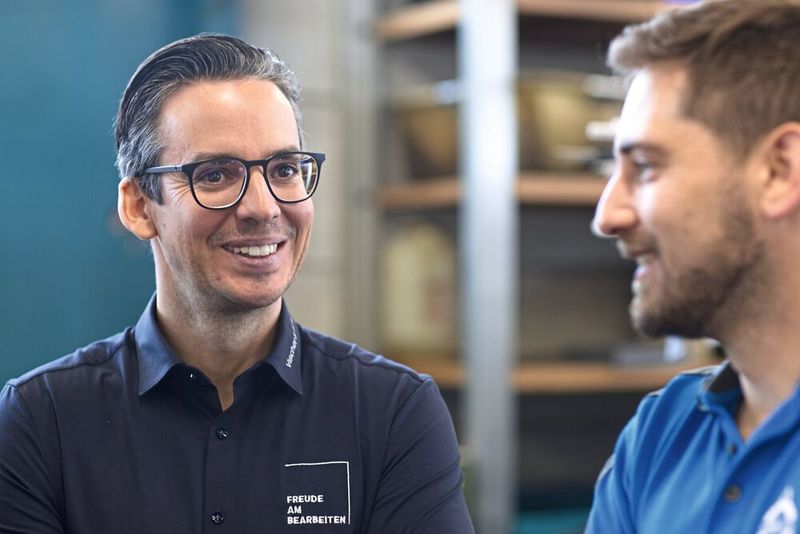 Fabian Wettstein (li.) und Marcial Hahn sind mit der erstmaligen komplexen Kooperation im Bereich des Werkzeugmanagements wie auch der externen CAM-Programmierung hoch zufrieden. (Bild: Matthias Böhm)