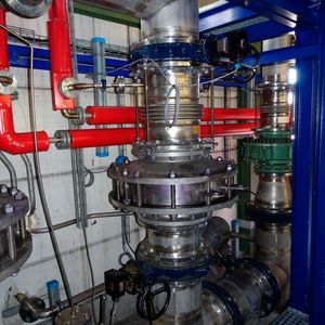 Jede Flammensperre kann mit zwei manuell bedienbaren Klappen für die Wartung und Reinigung isoliert werden. Dabei wird über den Kugelhahn am Rohrkompensator oberhalb der Sperre Heißdampf (rote Zuleitung) eingeleitet.(Bild:  Bormann&NeupertbyBSB&B)