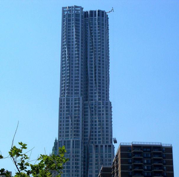 Das Reinigungssystem, das an der Fassade des Wolkenkratzers entlangfährt, ist täglich im Einsatz. (Bild: Nord Drivesystems)