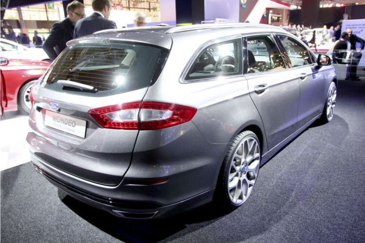 Der Mondeo erhält auch den weiterentwickelten Einpark-Assistenten, der den Wagen auch automatisch in rechtwinklig oder schräg zur Fahrtrichtung angeordnete Parklücken manövriert. (Auto-Medienportal.Net/Manfred Zimmermann)