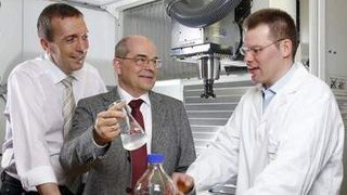 Dr. Peter Eisner, Dr. Michael Menner und Andreas Malberg (v.l.) sind sich einig: „Wasser schmiert wie Öl.“ (Bild: Fraunhofer IVV)