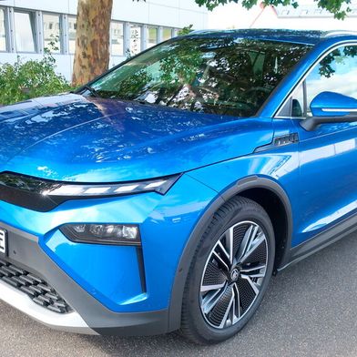 Der Elroq ist das zweite E-Modell von Skoda. Wie schon der Enyaq zeigt der Elroq solide Fahrleistungen und lädt mit einem unaufgeregt-praktischen Innenraum zum Einstieg ein. (Bild: Grimm – kfz-betrieb)