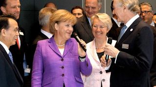 Bundeskanzlerin Angela Merkel mit SEW-Chef Rainer Blickle am Stand des Antriebstechnik-Herstellers auf der Hannover Messe. Bild: SEW (Archiv: Vogel Business Media)